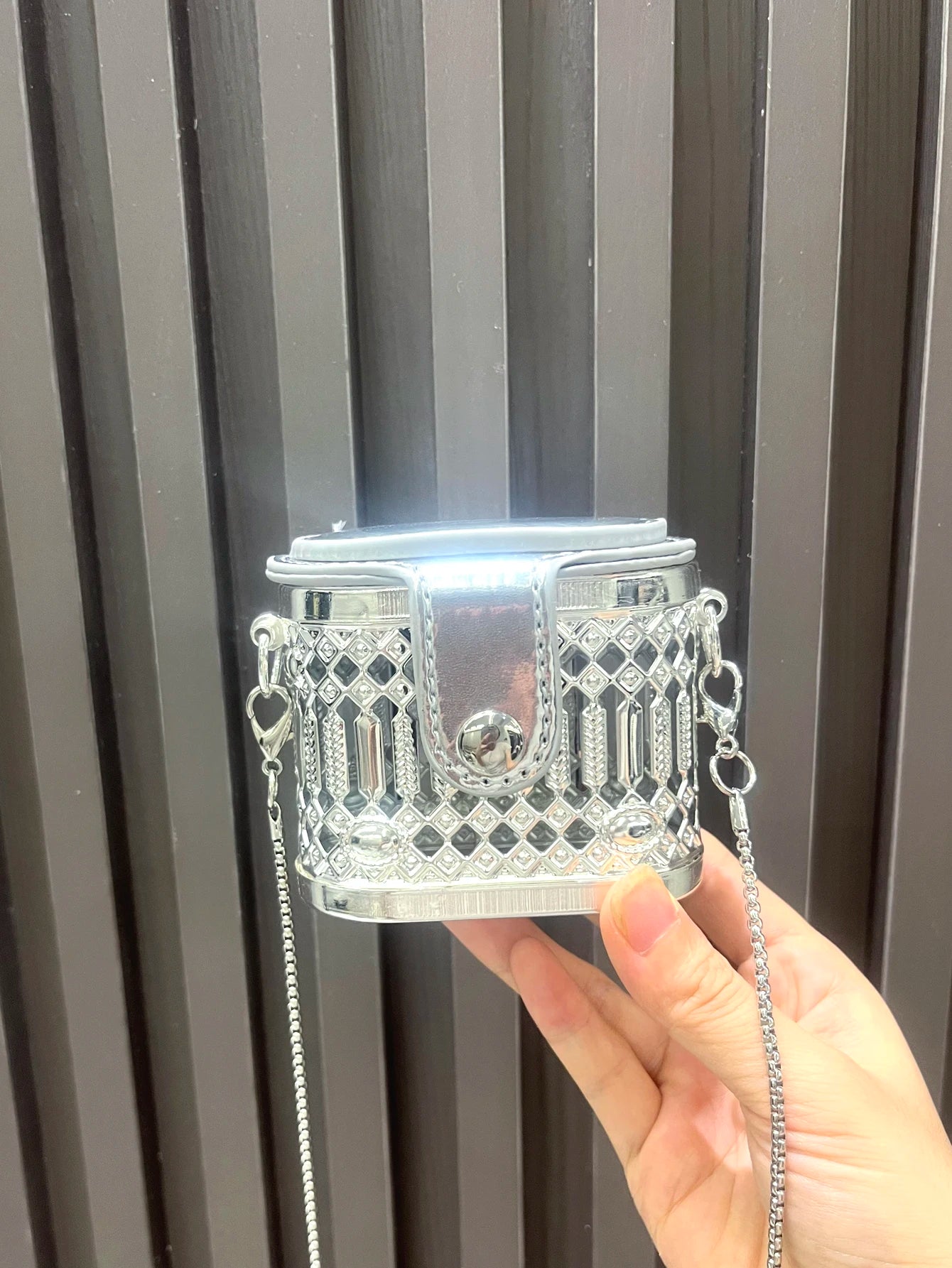 Golden Mini Designer Clutch – Luxury Metal Shoulder Bag for Parties & Evenings