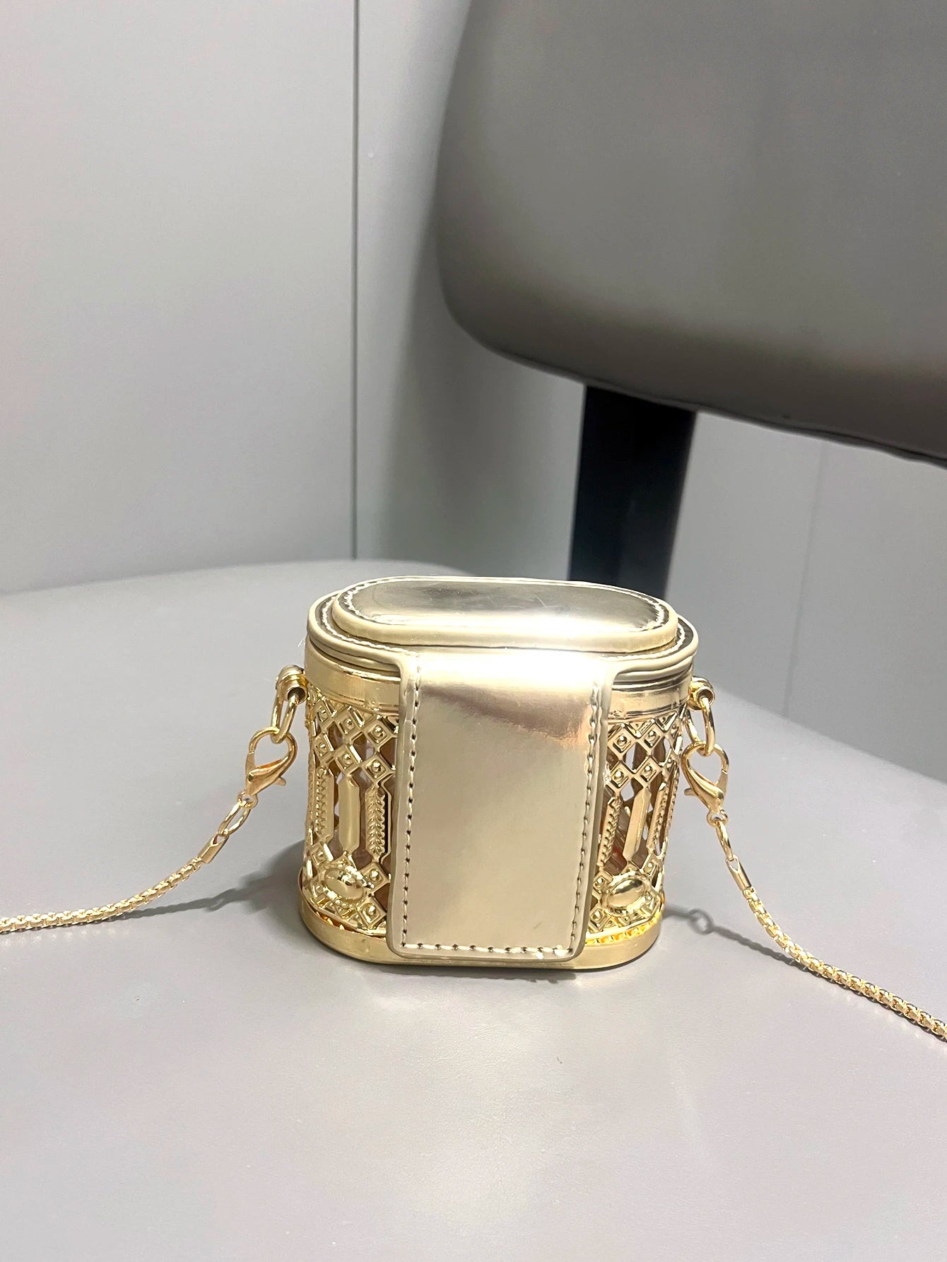 Golden Mini Designer Clutch – Luxury Metal Shoulder Bag for Parties & Evenings