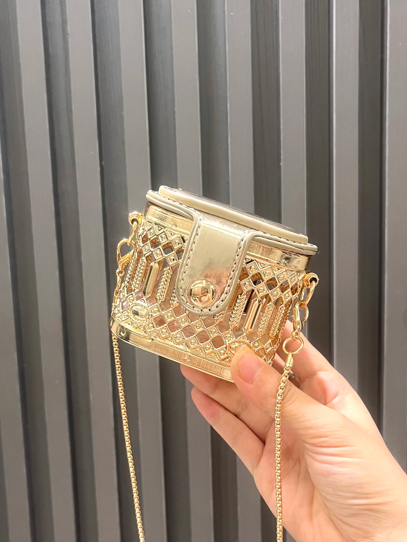 Golden Mini Designer Clutch – Luxury Metal Shoulder Bag for Parties & Evenings