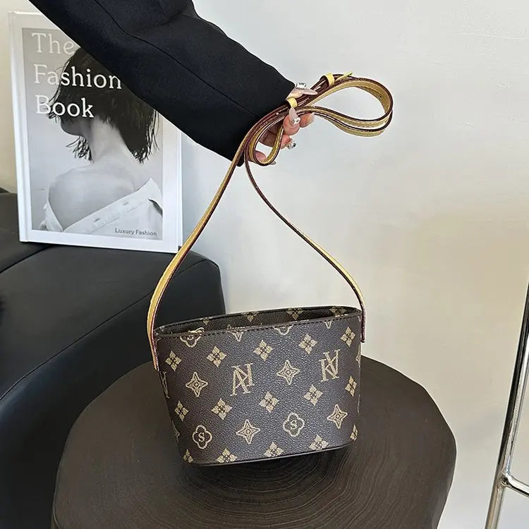 Luxury Shoulder Bag – High-Quality Underarm Crossbody with Adjustable Strap