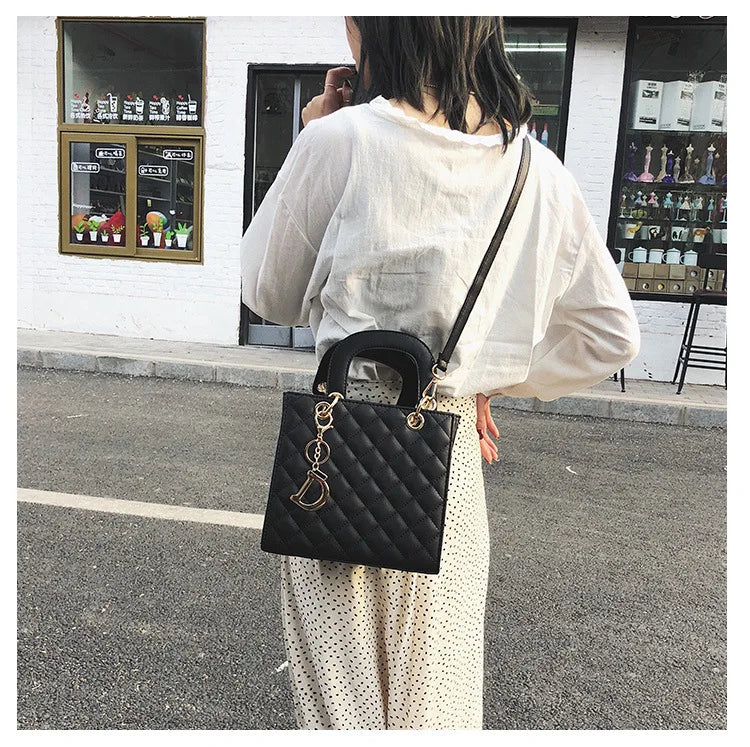Luxury Chain Tote – Trendy Quilted Design & Versatile Carry