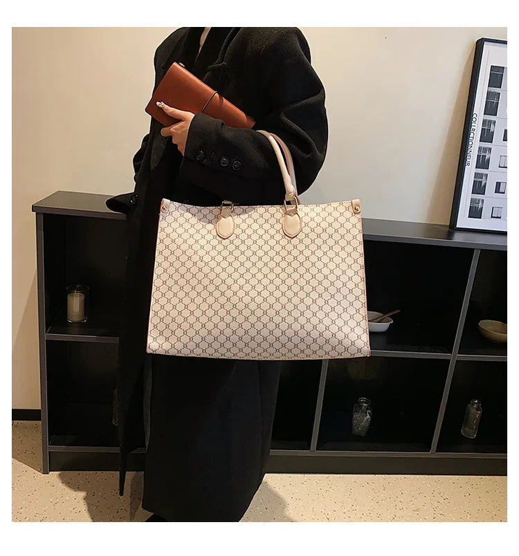 Large-Capacity Commuter Bag – Timeless, Trendy & Practical