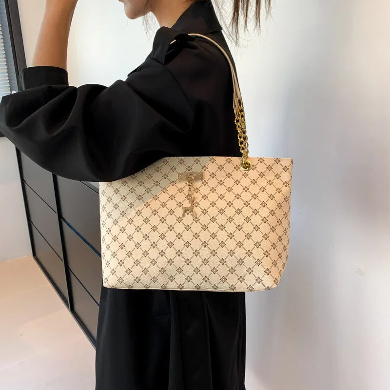 Soft Leather Presbyopia Tote – Textured, Spacious & Stylish