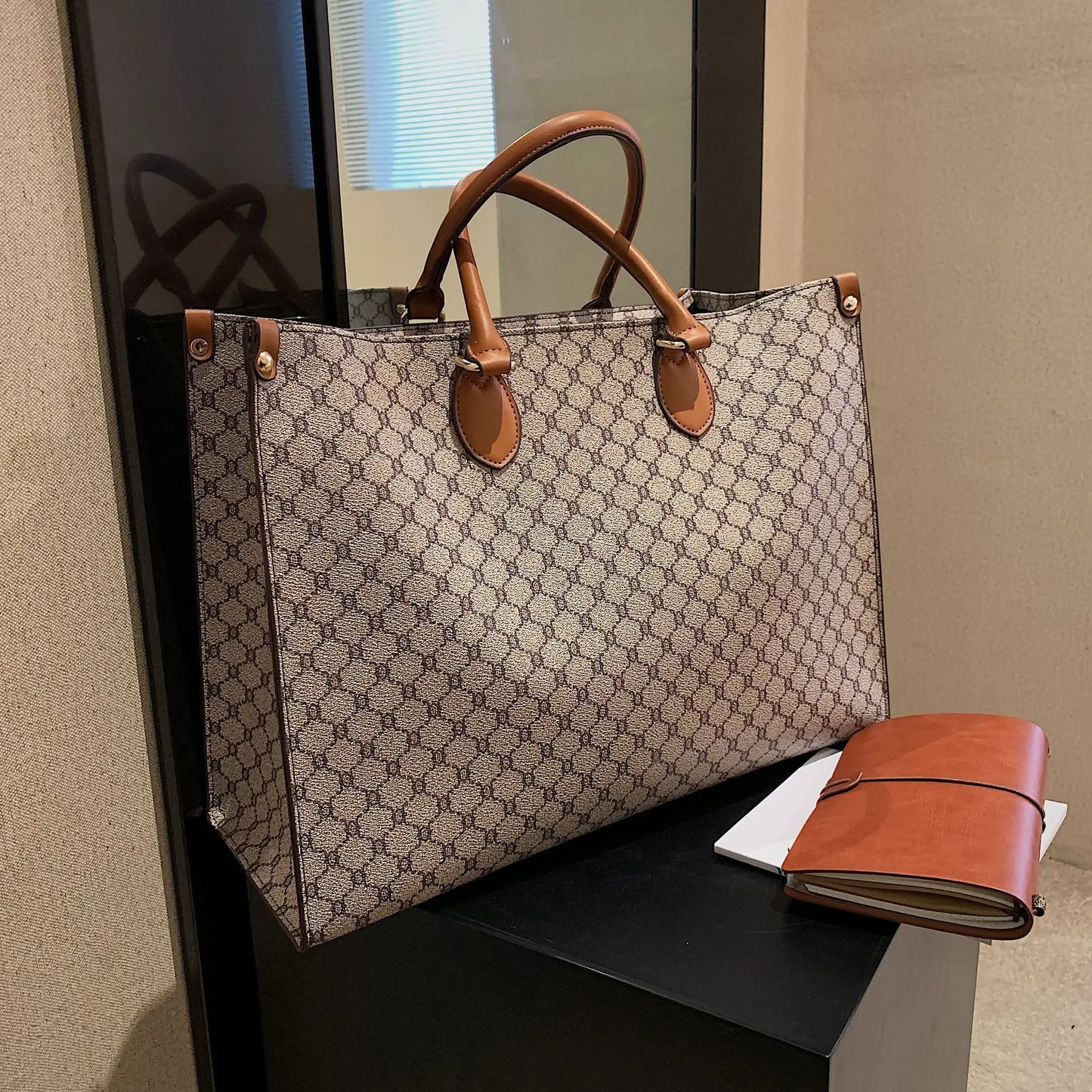 Large-Capacity Commuter Bag – Timeless, Trendy & Practical